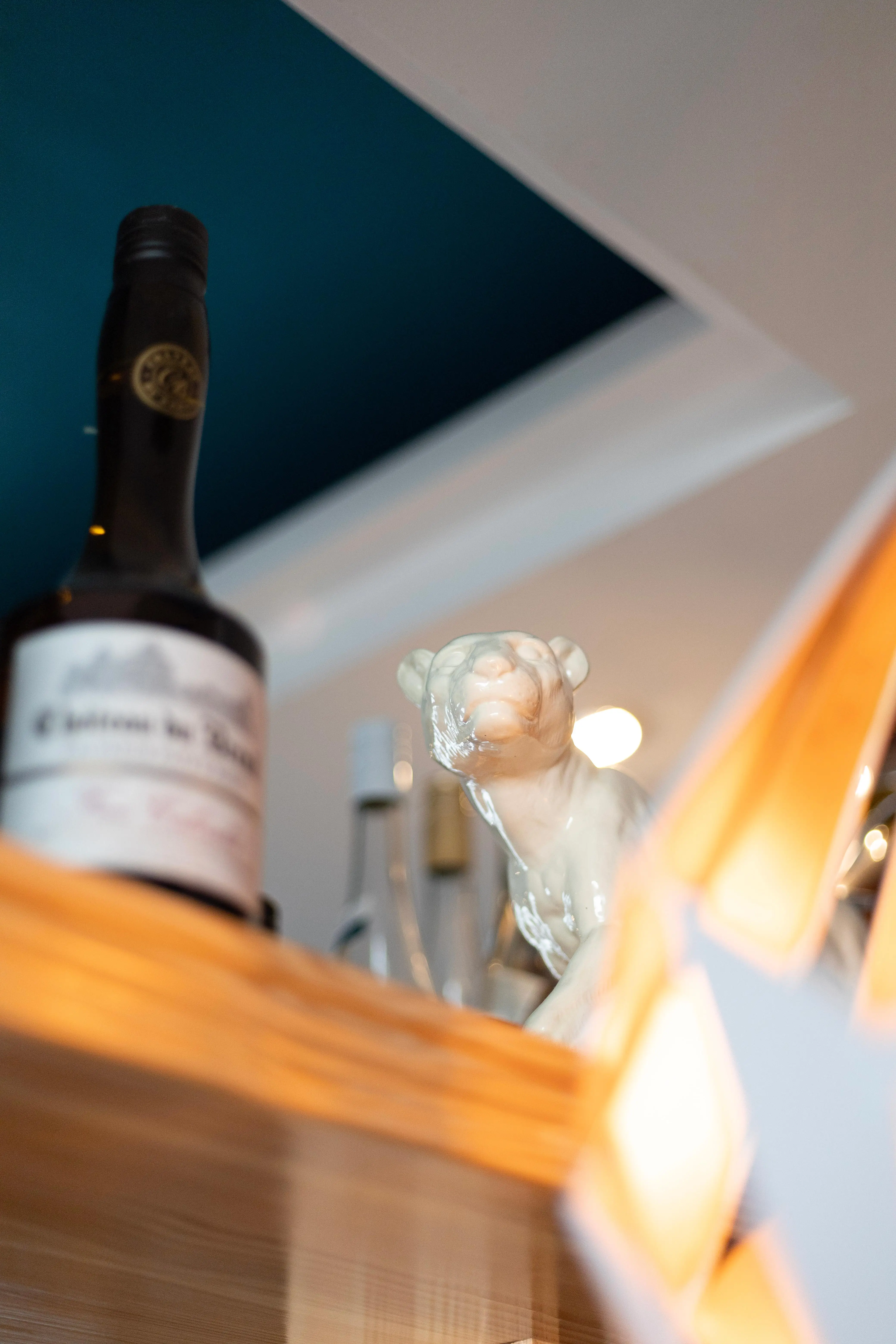Statuette panthère et bouteille de vin — ambiance La Panthère