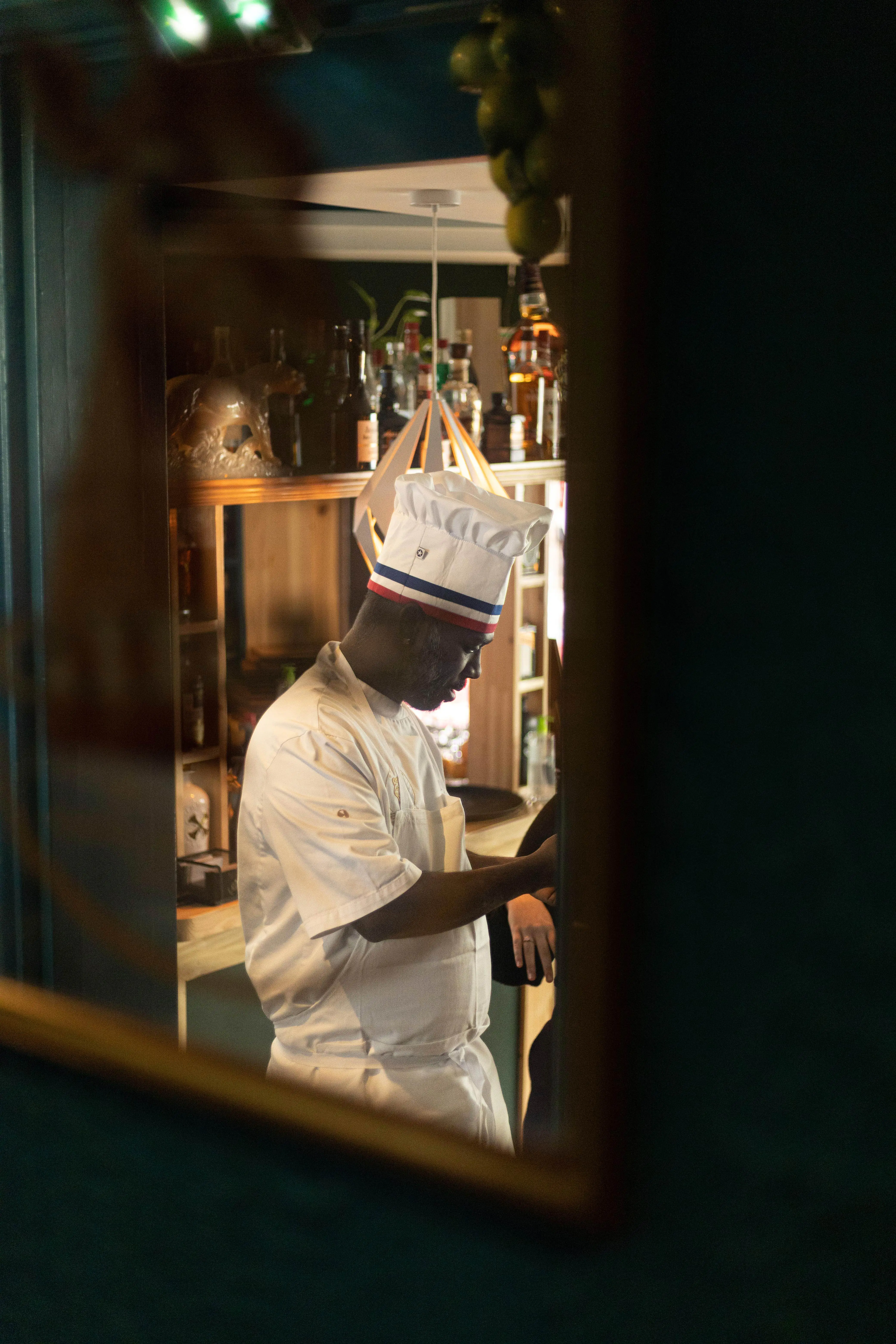 Mano dans la salle du restaurant