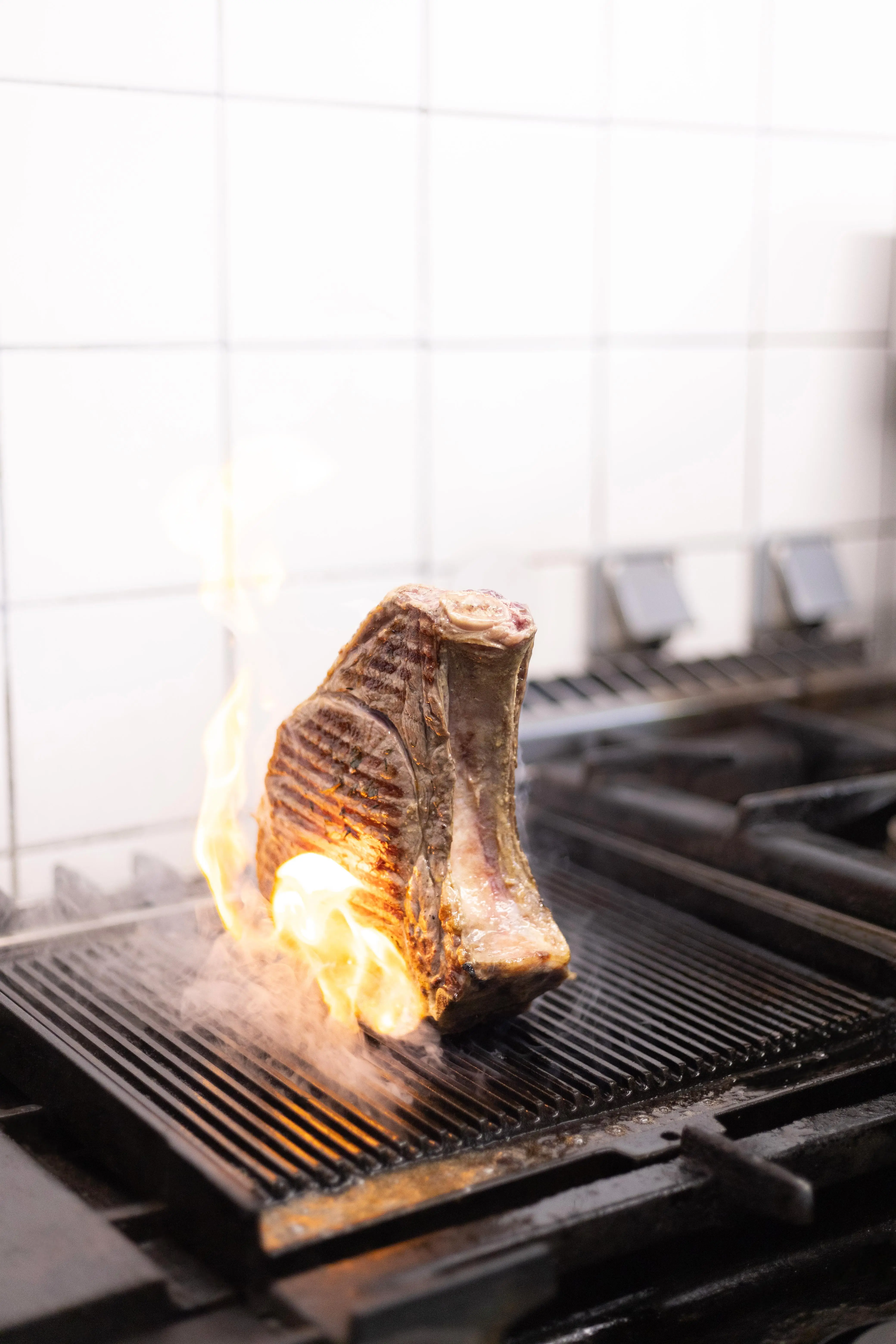 Pièce de viande flambée sur le grill