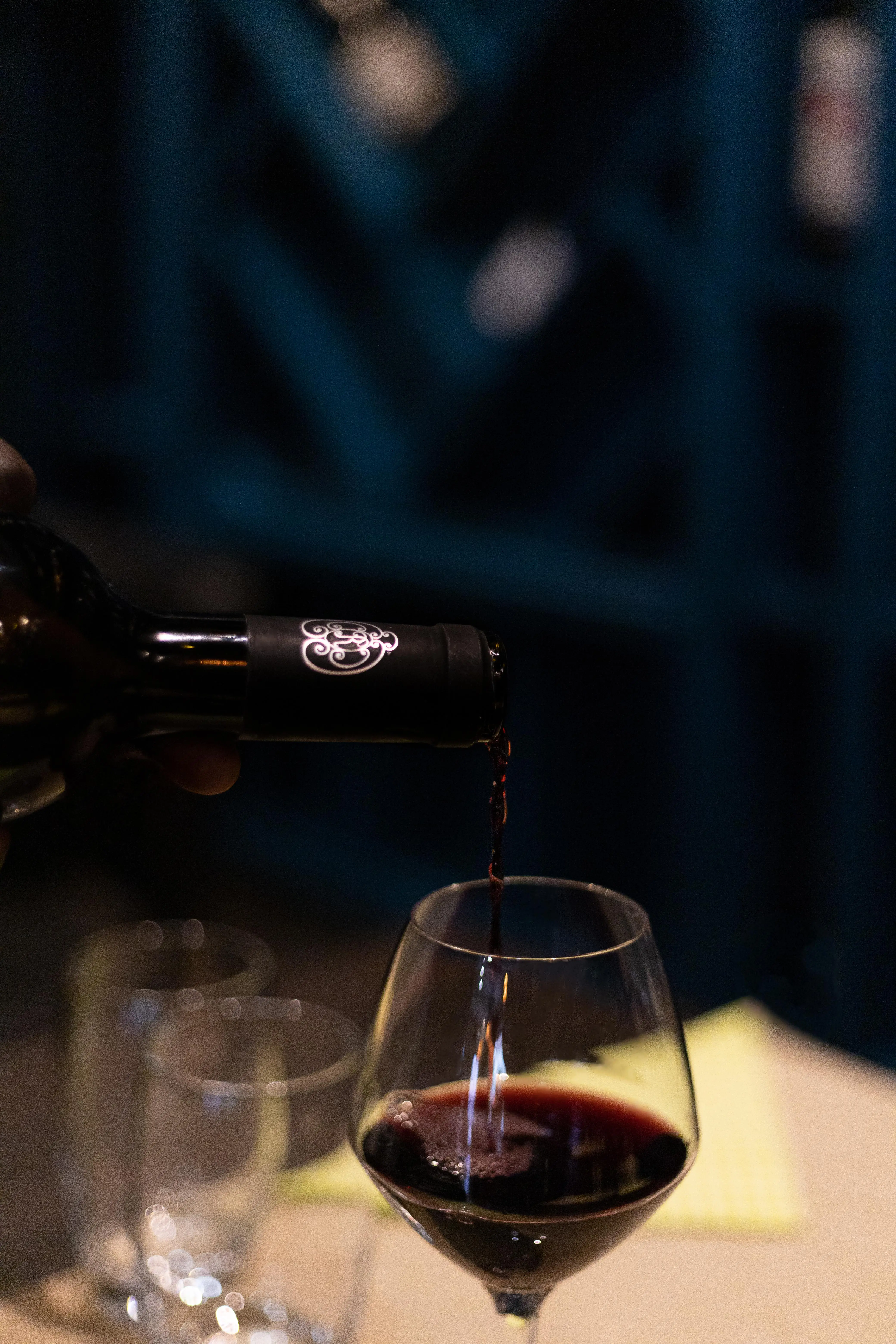 Service de vin rouge à table